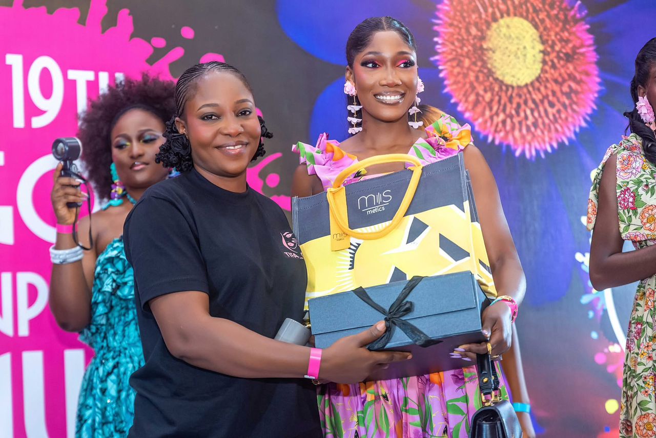 BFOC 16 Lagos winner receiving her prize box at the 19th Lagos Makeup Fair